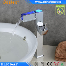 Baño LED Cambio de color claro Electric Power Basin Faucet